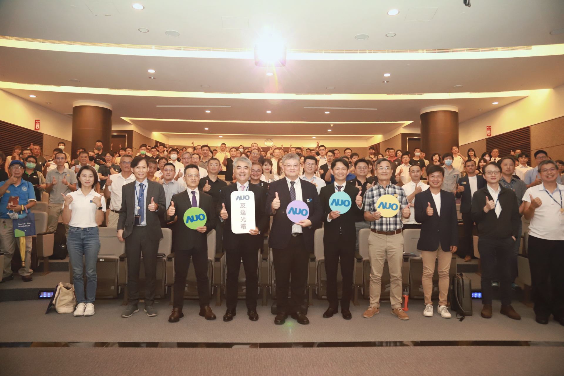 友達光電邀請領域專家共研再生能源發展、電力需求及建築物減碳等議題進行交流，盼共擘綠色永續生態圈的嶄新契機