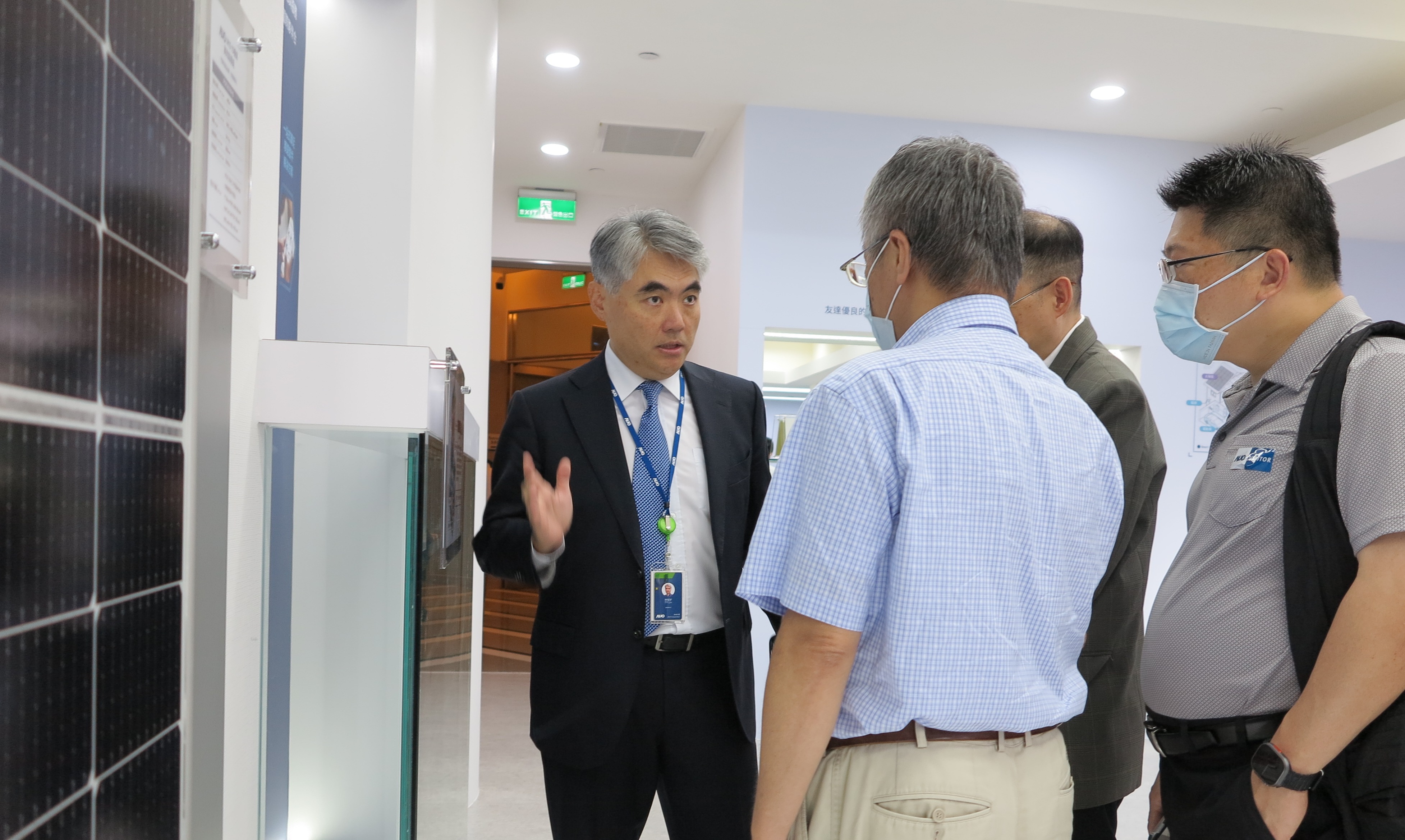 友達光電能源事業群總經理林恬宇分享友達落實太陽能建築一體化目標，協助企業邁向能源轉型的高效能低碳解方。