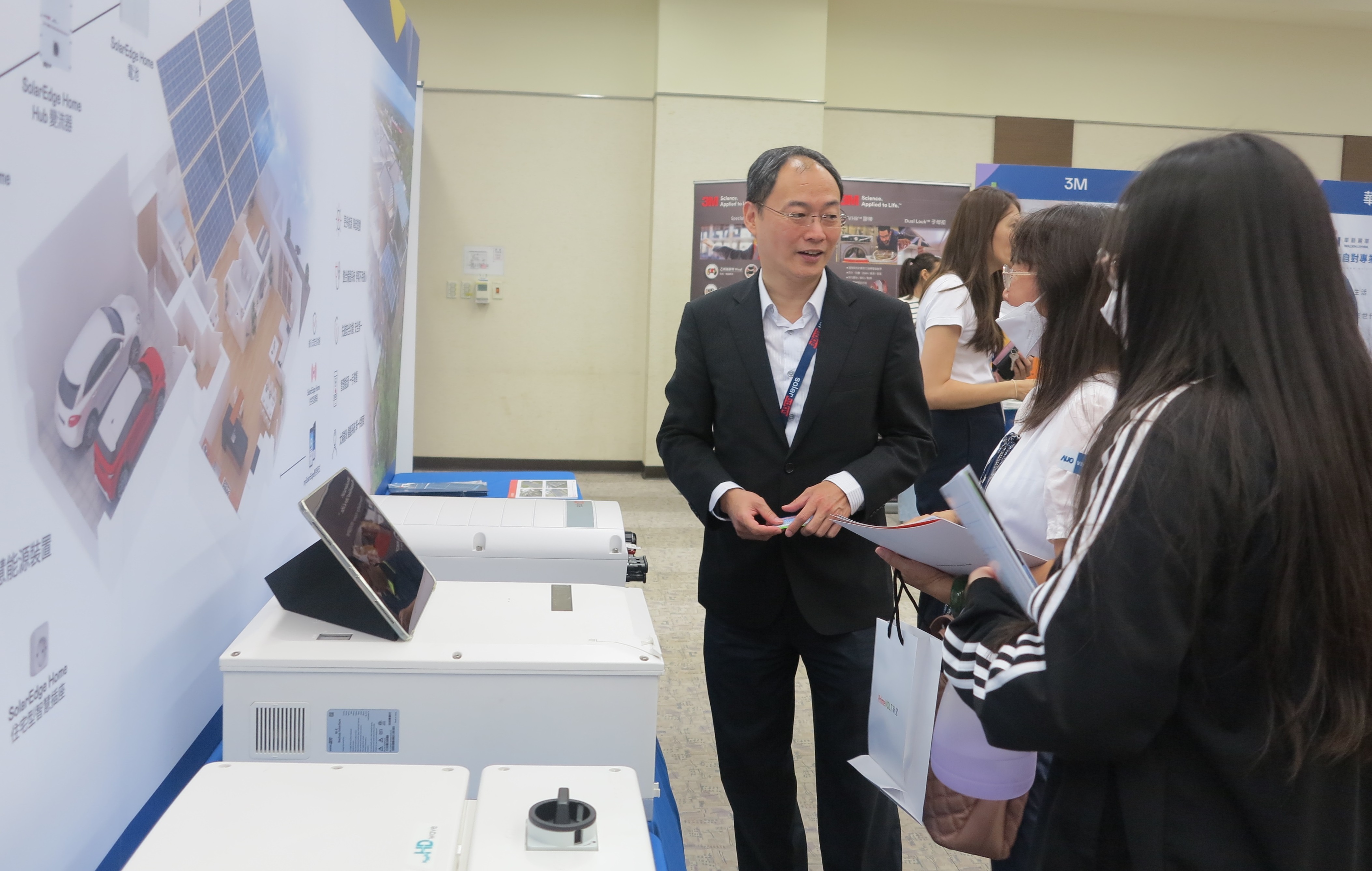 透過研討會產學界緊密交流與分享，提升參與人員借鏡及加深低碳概念，提升綠色能源產業之韌性。